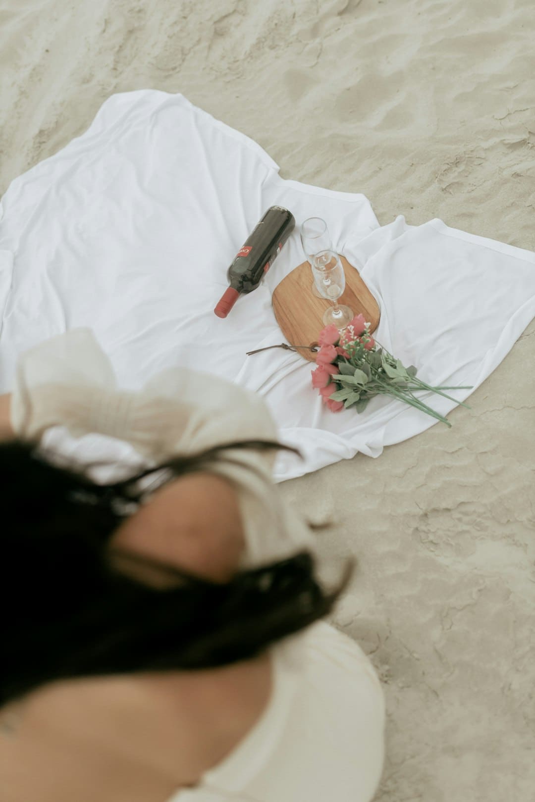 盯着拾荒老人不放,是怜悯?还是想遮羞?